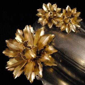 Vintage Gold Tone 3D Metal Flower Burst Brooch and Clip On Earrings Set